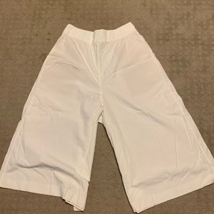 White and light weight Alice and Olivia pants